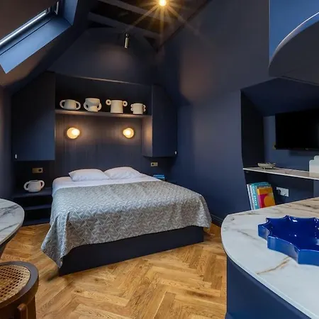 Midnight - Marais Apartment *