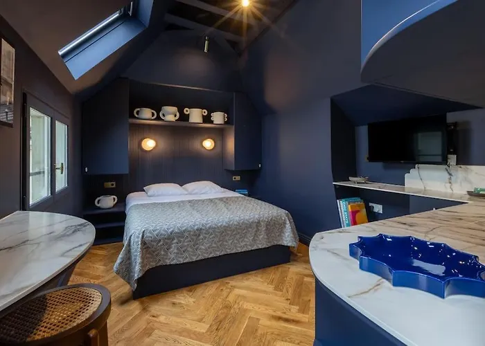 Midnight - Marais Apartment *