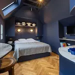 Midnight - Marais Apartment